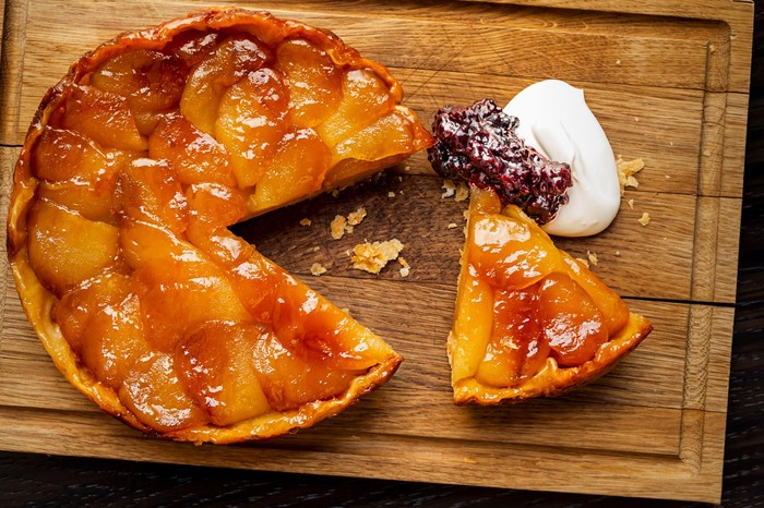 Apple tart with blackberry and soured cream